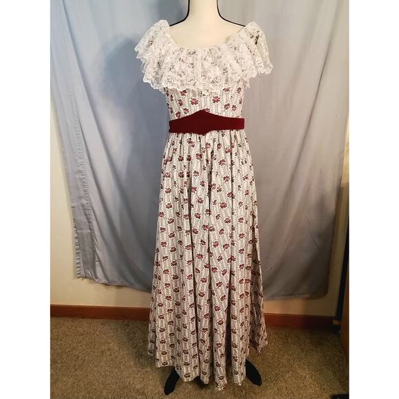 Dress with red roses and lace collar - Picture 1 of 7